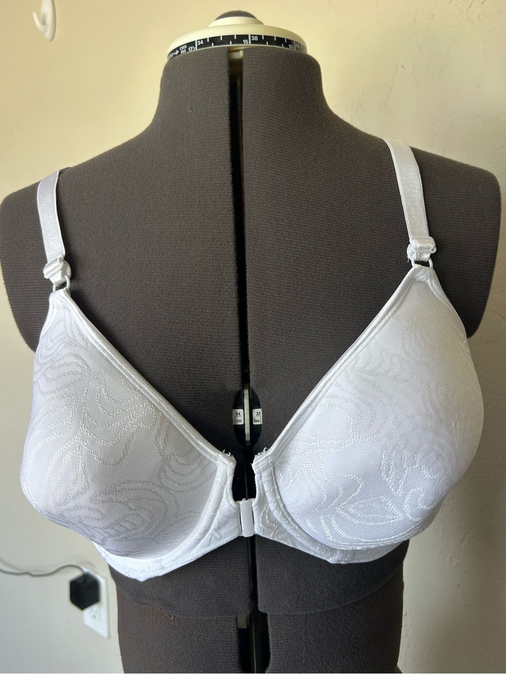 Bali One Smooth U T-Shirt Bra White 42B Underwired Floral Jacquard (1970)